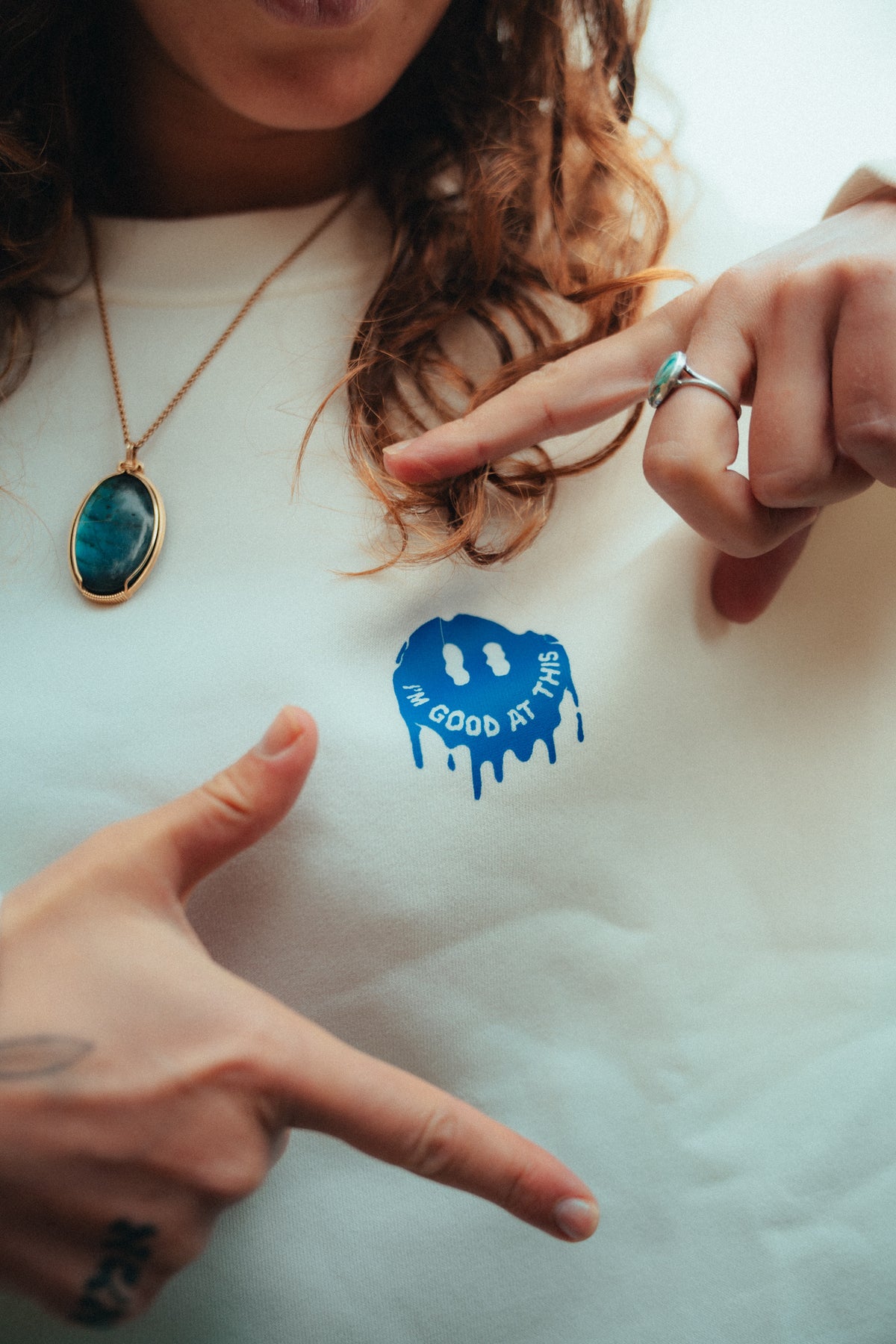drip smiley crew – white